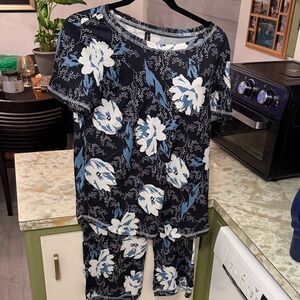 Elegant Floral Women's Pajama Set - Black and White